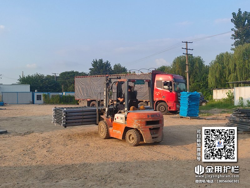 2023年8月11日鋅鋼連廊欄桿裝車發貨! 2023年8月11日鋅鋼連廊欄桿裝車發貨!