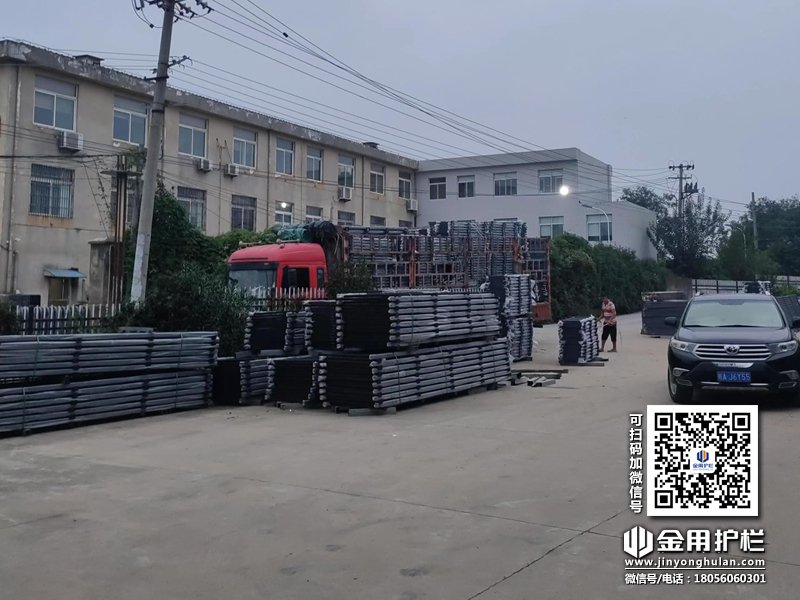 2023年10月7日鋅鋼陽(yáng)臺(tái)欄桿裝車發(fā)貨！