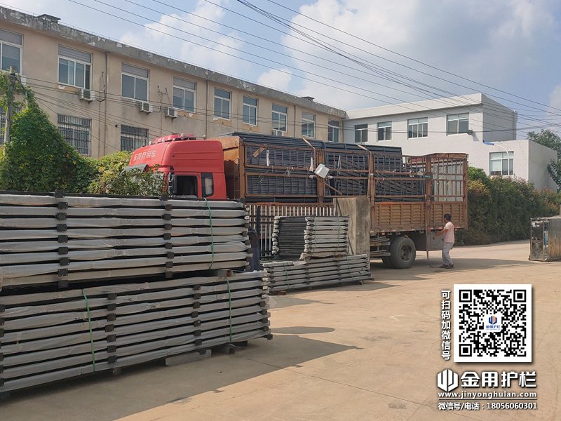 2023年10月12日鋅鋼百葉窗裝車發貨! 2023年10月12日鋅鋼百葉窗裝車發貨!