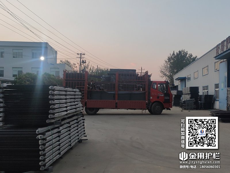 2023年10月30日鋅鋼圍墻護欄裝車發(fā)貨！