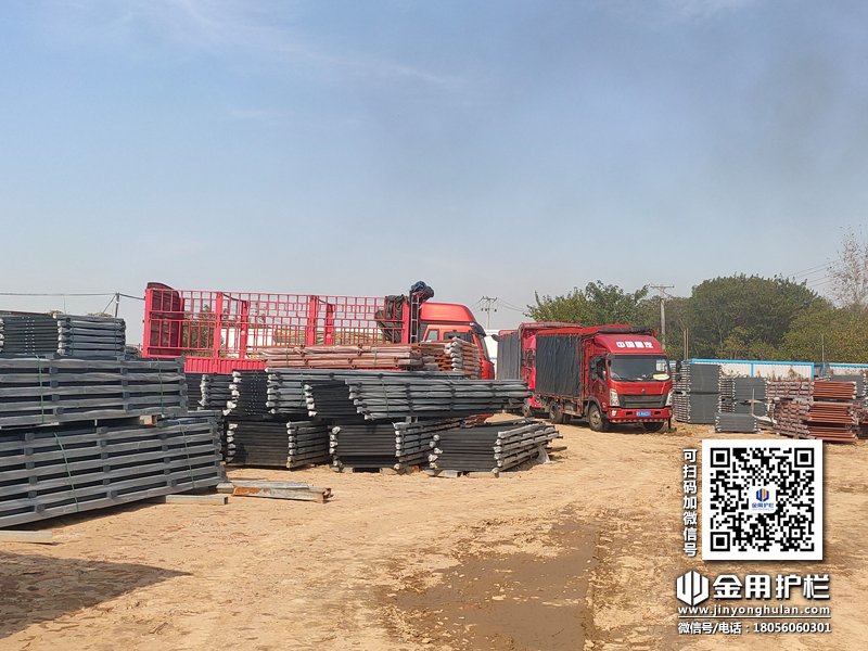 2023年11月8日鋅鋼連廊欄桿裝車發貨! 2023年11月8日鋅鋼連廊欄桿裝車發貨!