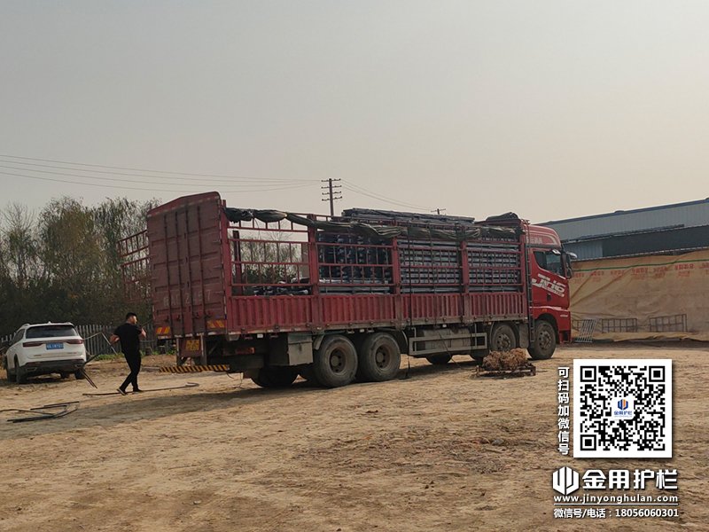 2023年12月5日鋅鋼連廊護(hù)欄裝車發(fā)貨! 2023年12月5日鋅鋼連廊護(hù)欄裝車發(fā)貨!