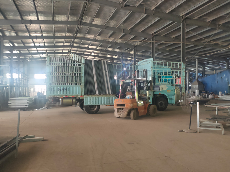 2024年9月3日鋁合金百葉窗裝車發貨！