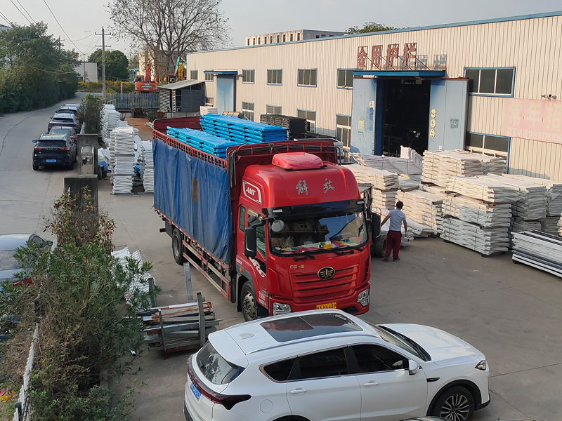 2024年11月2日鋅鋼連廊欄桿裝車發貨！