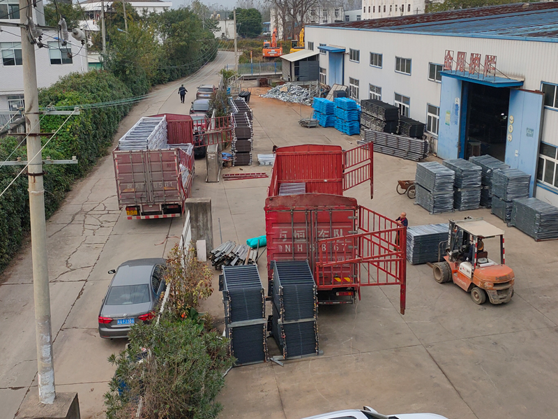 2024年11月11日鋅鋼玻璃護欄裝車發貨！