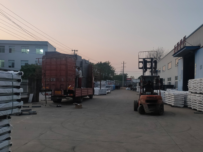 2024年11月14日鋅鋼護(hù)窗欄桿裝車發(fā)貨! 2024年11月14日鋅鋼護(hù)窗欄桿裝車發(fā)貨!