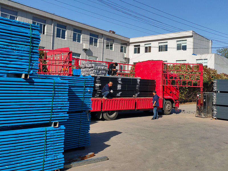 2025年4月15日鋅鋼圍墻護欄裝車發貨! 2025年4月15日鋅鋼圍墻護欄裝車發貨!