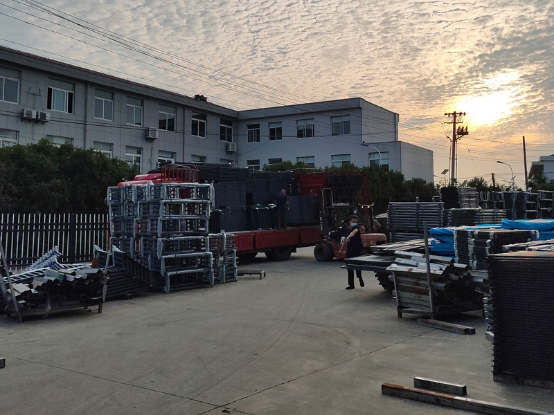 2025年6月10日鋅鋼護(hù)窗欄桿裝車(chē)發(fā)貨！